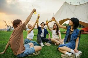 imagem do grupo do amigos a comemorar e bebendo Cerveja juntos foto