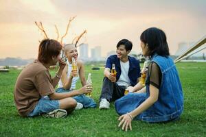 imagem do grupo do amigos a comemorar e bebendo Cerveja juntos foto