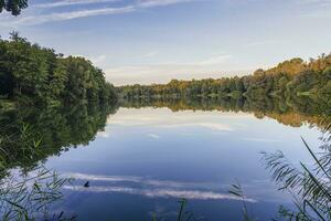 panorâmico cenário sobre a Oberwaldsee perto Frankfurt com reflexão do a céu dentro a água foto