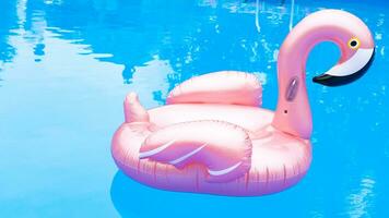 inflável Rosa flamingo dentro a piscina foto