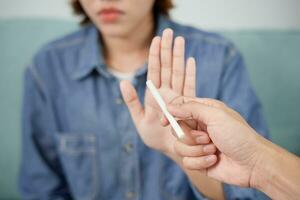 não fumar. mulher Pare fumaça, recusar, rejeitar, pausa levar cigarro, dizer não. Sair fumar para saúde. mundo tabaco dia. drogas, pulmão Câncer, enfisema , pulmonar doença, narcótico, nicotina efeito foto