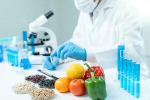 cientista verifica resíduos de alimentos químicos em laboratório. especialistas em controle inspecionam a concentração de resíduos químicos. perigos, padrão rohs, encontrar substâncias proibidas, contaminar, microbiologista foto