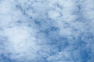 branco nuvens grupo em azul céu fundo foto