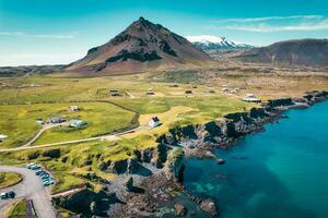 Arnarstapi pescaria Vila com nórdico casa e stapafell montanha em litoral dentro Snaefellsnes Península às Islândia foto