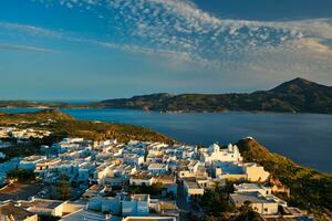 Visão do Plaka Vila em milos ilha em pôr do sol dentro Grécia foto