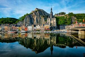 Visão do pitoresco dinant cidade. Bélgica foto