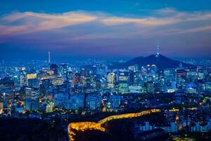 Seul Horizonte dentro a noite, sul Coréia. foto