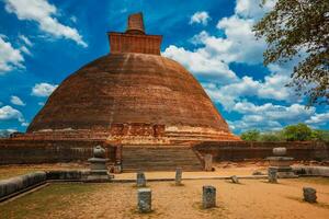 jetavaranama dagoba budista estupa, anuradhapura, sri lanka foto