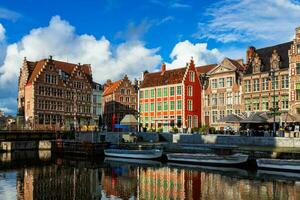 Gent canal e Graslei rua. Gante, Bélgica foto