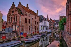 Bruges canal e casas às pôr do sol. Brugge famoso lugar, Bélgica foto