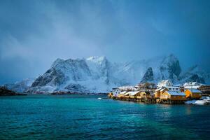 amarelo rorbu casas, lofoten ilhas, Noruega foto