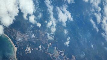 aéreo Visão do a mar a partir de avião janela. viagem e período de férias conceito foto