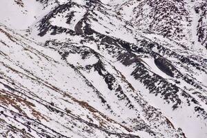 uma neve coberto montanha foto