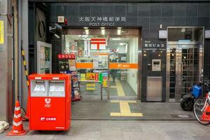 Osaka cidade, jp, 2019 - pequeno postar escritório dentro tenjinbashisuji compras rua área. pequeno postar escritório Construir dentro vários lugares por aí a cidade para facilitar a pessoas quem quer para usar serviço. foto