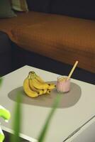 bananas Próximo para batidos em a mesa. fruitarismo conceito. foto