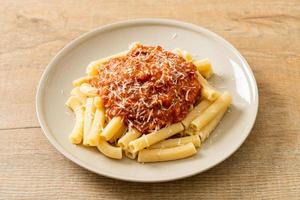 macarrão rigatoni com molho de porco à bolonhesa foto