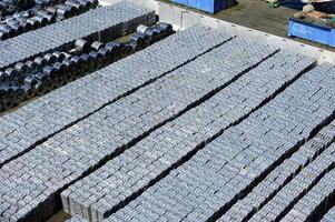 estoque de alumínio no porto de salerno, itália foto