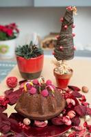 decoração de natal com bolo de chocolate e árvore de natal foto