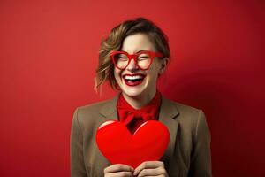 retrato do uma feliz mulher com vermelho coração em uma vermelho plano de fundo.dia dos namorados dia conceito ai gerado foto