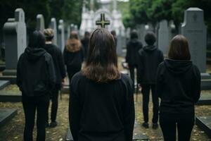 uma grupo do jovem pessoas dentro uma cemitério olhando às a lápides ai gerado foto