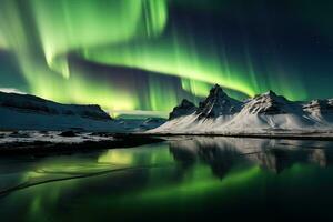 aurora boreal dentro Islândia com neve coberto montanhas e reflexão ai gerado foto