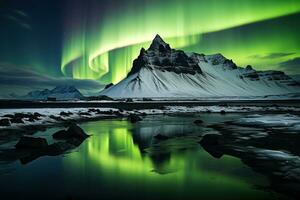 aurora boreal dentro Islândia com neve coberto montanhas e reflexão ai gerado foto