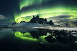 aurora boreal dentro Islândia com neve coberto montanhas e reflexão ai gerado foto