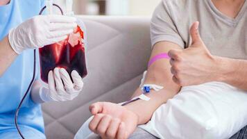 sangue saco doação Centro, transfusão conceito, poupança de vida hospital procedimento, médico fornecem dentro emergência situação foto