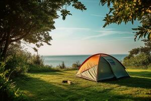 acampamento barraca e acampamento equipamento em verde Relva com mar Visão fundo ai gerado foto