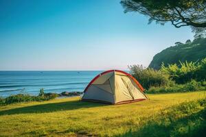 acampamento barraca e acampamento equipamento em verde Relva com mar Visão fundo ai gerado foto