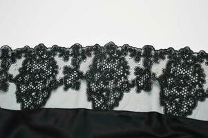 Preto rendas. lindo padronizar - horizontal têxtil textura. elemento do roupas acabamento. foto