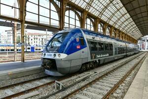 cidade agradável trem estação - França foto