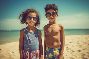 crianças de praia tem Diversão dentro oculos escuros. gerar ai foto