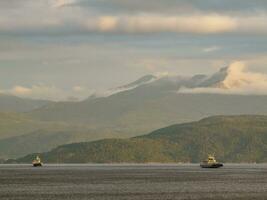 navio cruzeiro dentro a norueguês fiordes foto