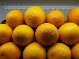 uma pilha do fresco laranja dentro uma tradicional mercado dentro Jacarta. foto