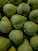 uma pilha do fresco verde pera dentro uma tradicional mercado dentro Jacarta. foto