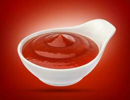 ketchup dentro branco tigela isolado. tomate molho. foto