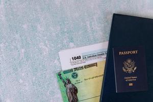 formulário de declaração de imposto de renda de pessoa física 1040 e passaporte americano foto