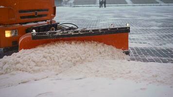 a trator limpa a calçada dentro inverno. trator limpeza a estrada a partir de a neve. escavadora limpa a ruas do ampla quantias do neve dentro cidade. uma balde fechar-se limpa a calçada a partir de neve. foto