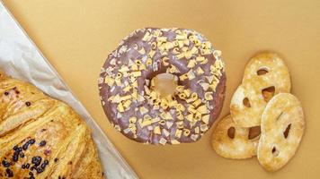 donut de chocolate fresco, croissant e biscoito isolado em delicado foto