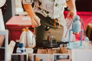 barista ponderação café feijões em digital escala. foto