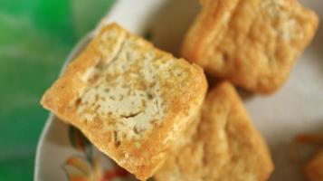 tofu frito em um prato branco, comida deliciosa, tofu branco foto