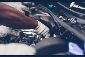 mãos do mecânico de automóveis que reparam o carro. foco seletivo. foto