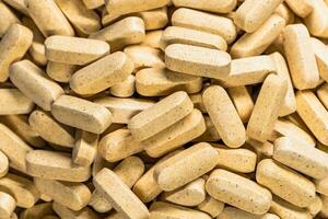 comprimidos vitaminas com uma fonte do nutrientes para vegetarianos e amantes do saudável estilo de vida foto
