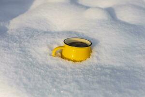 café dentro uma copo em a fundo do uma inverno tema foto