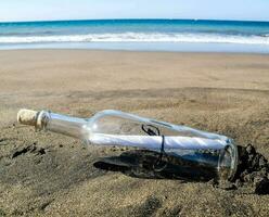 mensagem em uma garrafa na praia foto