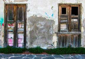 dois velho de madeira portas com grafite em eles foto