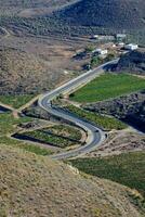 uma enrolamento estrada dentro a meio do uma deserto foto