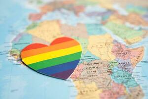 Bangkok, tailândia, Junho 1, 2022 arco Iris cor coração em globo mundo mapa fundo, lgbt orgulho mês comemoro anual dentro junho, símbolo do gay, lésbica, bissexual, transgênero, humano direitos e paz. foto