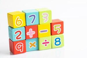 número de matemática colorido, conceito de ensino de aprendizagem de matemática de estudo de educação. foto